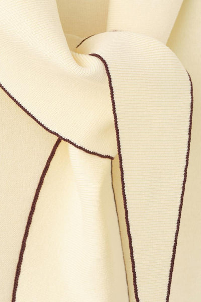 Gele gebreide blouse van MANGO, met contrasterende bruine bies en delicate ribtextuur.