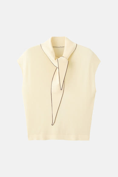 Gele mouwloze blouse van MANGO, met een opstaande strikkraag versierd met donkere biezen.