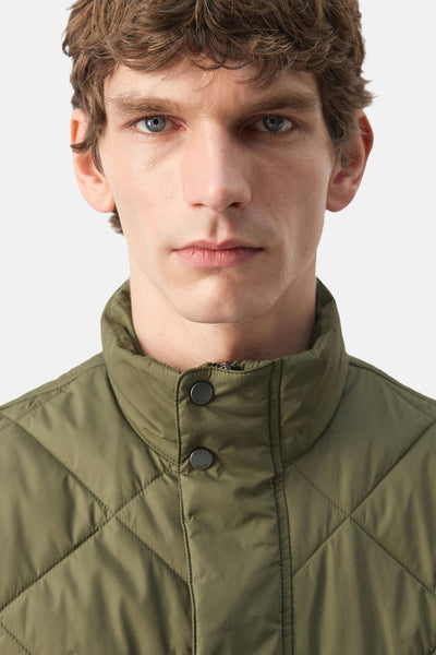 Bodywarmer kaki par MANGO, matelassé losanges avec col montant boutonné.
