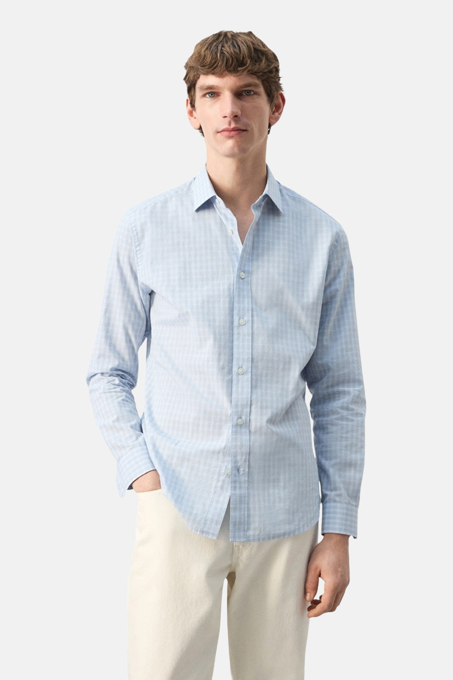 Blauwe blouse met lange mouwen van MANGO, subtiel ruitpatroon, gedragen met een lichte broek, achtergezicht.