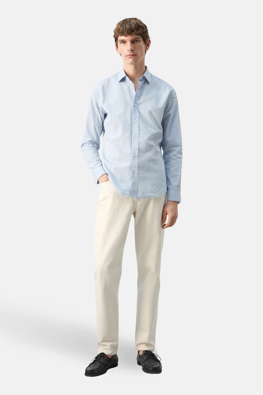 Blauw overhemd met lange mouwen van MANGO, met ruitpatroon, gedragen met een beige broek en zwarte schoenen.