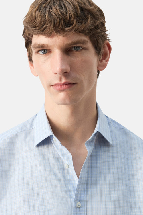 Chemise à manches longues bleue à carreaux par MANGO, avec une coupe classique et un col boutonné.