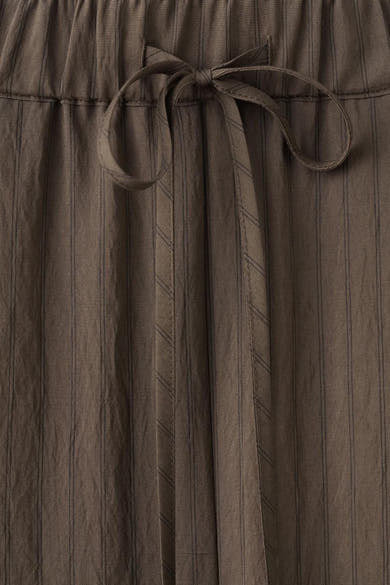 Bruine broek met fijne strepen van MANGO, met een strikceintuur en een getextureerde stof.