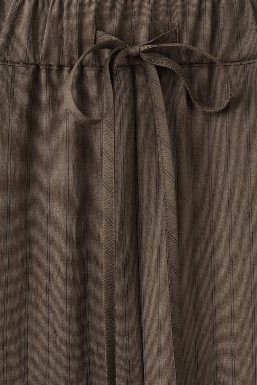 Bruine broek met fijne strepen van MANGO, met een strikceintuur en een getextureerde stof.