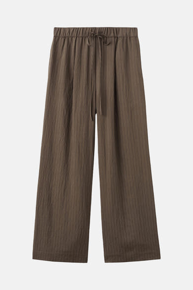 Bruine wijde broek van MANGO, met trekkoord en wafeltextuur.