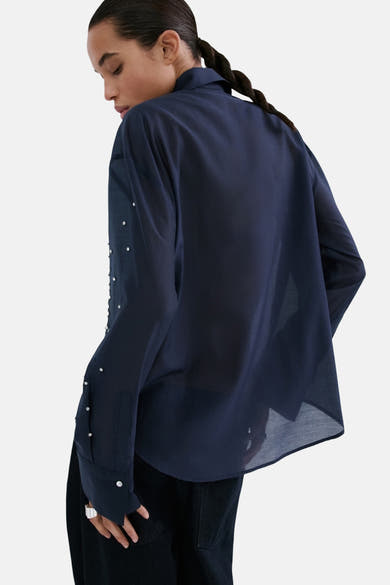 Chemise bleu marine à manches longues de MANGO, ornée de perles sur les manches, vue de dos.