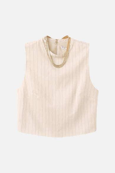 Ecru blouse van MANGO, met zwarte verticale strepen, versierd met een getextureerde zilveren decoratieve ketting.