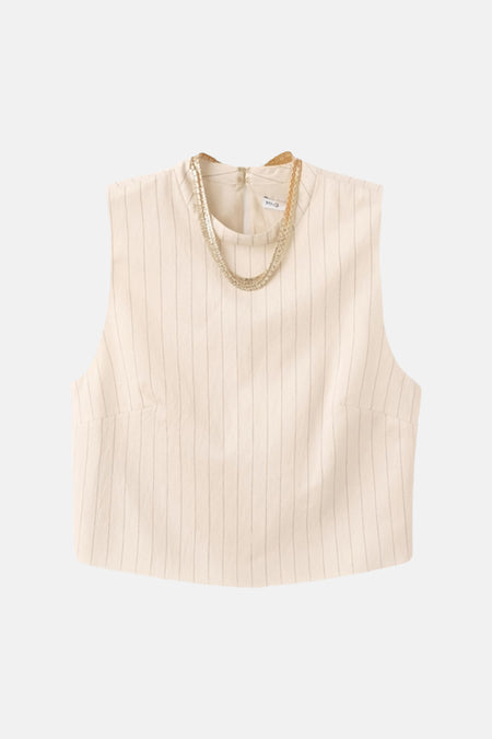 Blouse écru sans manches de MANGO, avec fines rayures verticales et un collier doré décoratif.
