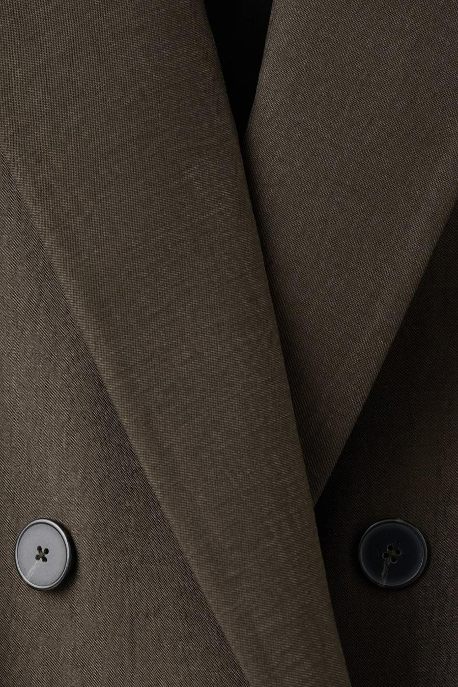 Bruine blazer van MANGO met dubbele knoopsluiting en zichtbare stoftextuur.