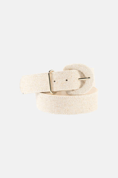 Ceinture beige en tissu par MANGO, avec boucle ronde dorée et détails de texture tissée.
