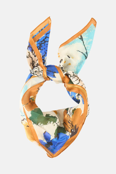 Multikleurige sjaal van MANGO, abstract bloemenpatroon met accenten van blauw, geel en groen.