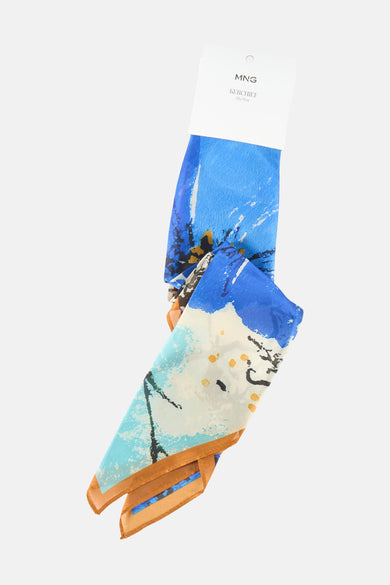 Multikleurige sjaal van MANGO, met een abstract patroon in blauw, wit en bruin.