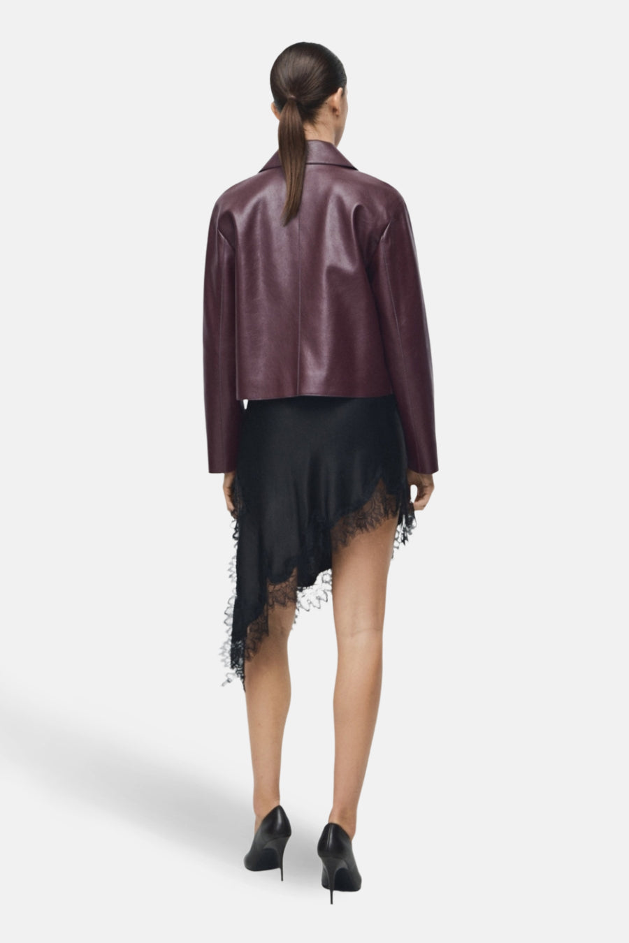 Veste courte bordeaux de MANGO, avec des manches longues et une doublure lisse.