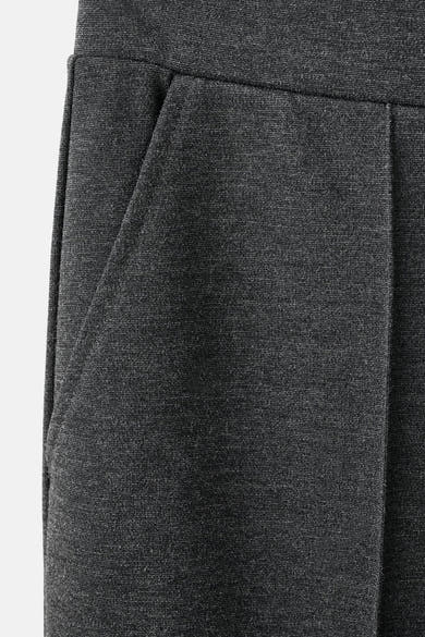 Pantalon gris de MANGO avec poche latérale visible et texture finement chinée.