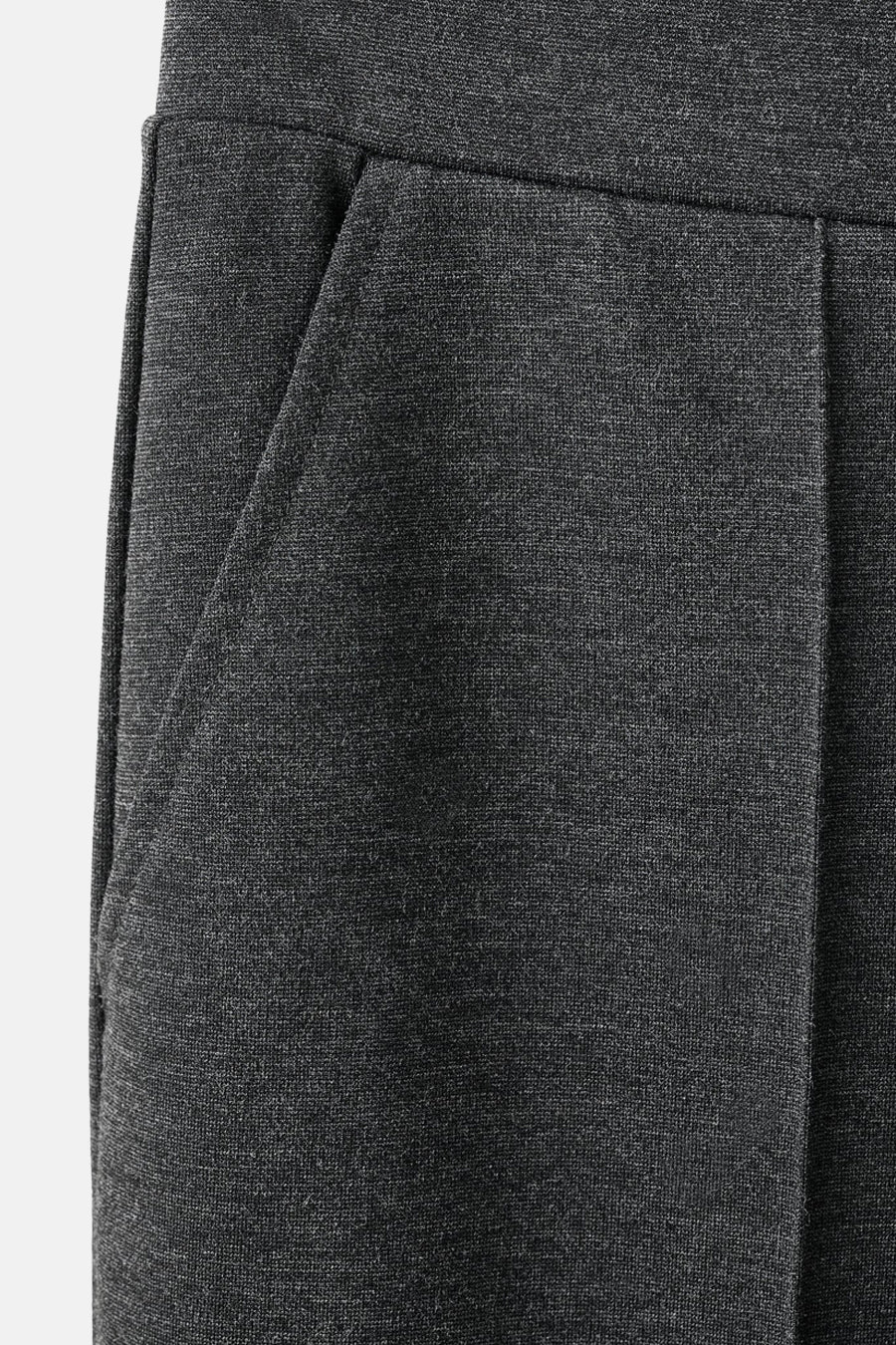 Pantalon gris de MANGO avec poche latérale visible et texture finement chinée.