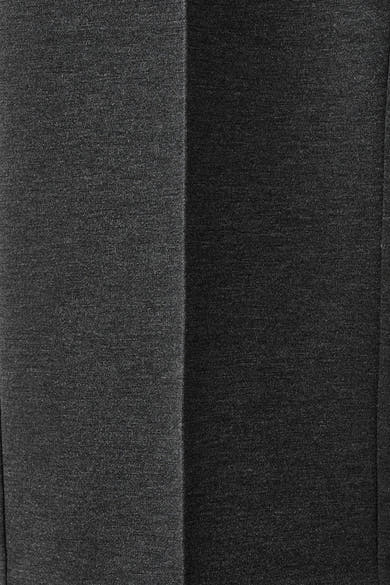 Pantalon gris de MANGO, en tissu texturé avec une couture verticale visible.