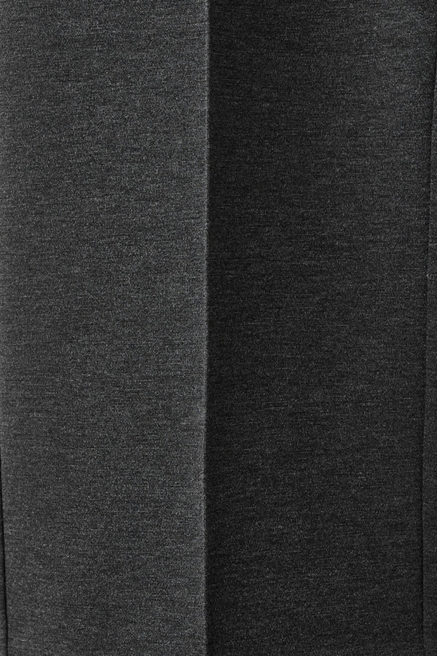 Pantalon gris de MANGO, en tissu texturé avec une couture verticale visible.