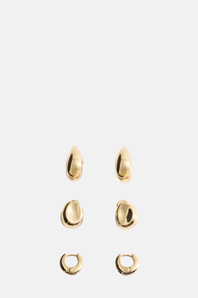 Ensemble de trois paires de boucles d'oreilles dorées de MANGO, de différentes formes organiques.