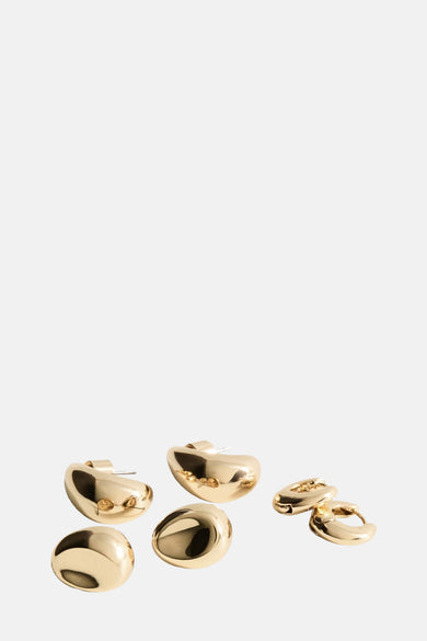 Boucles d'oreilles dorées de MANGO, avec des formes organiques et un éclat poli.