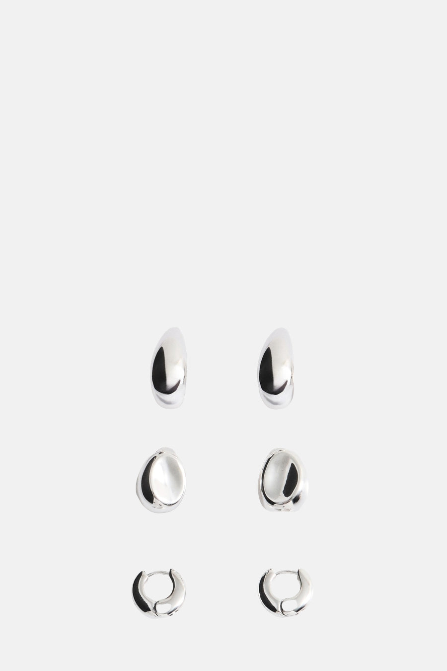Boucles d'oreilles argentées par MANGO, ensemble de trois paires aux formes organiques.