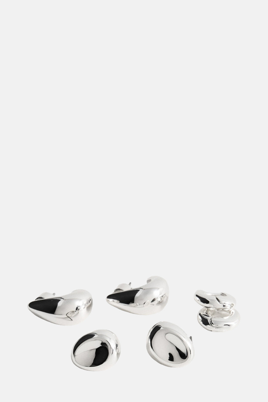 Boucles d'oreilles argentées de MANGO, pièces de différentes formes avec une finition lisse et brillante.
