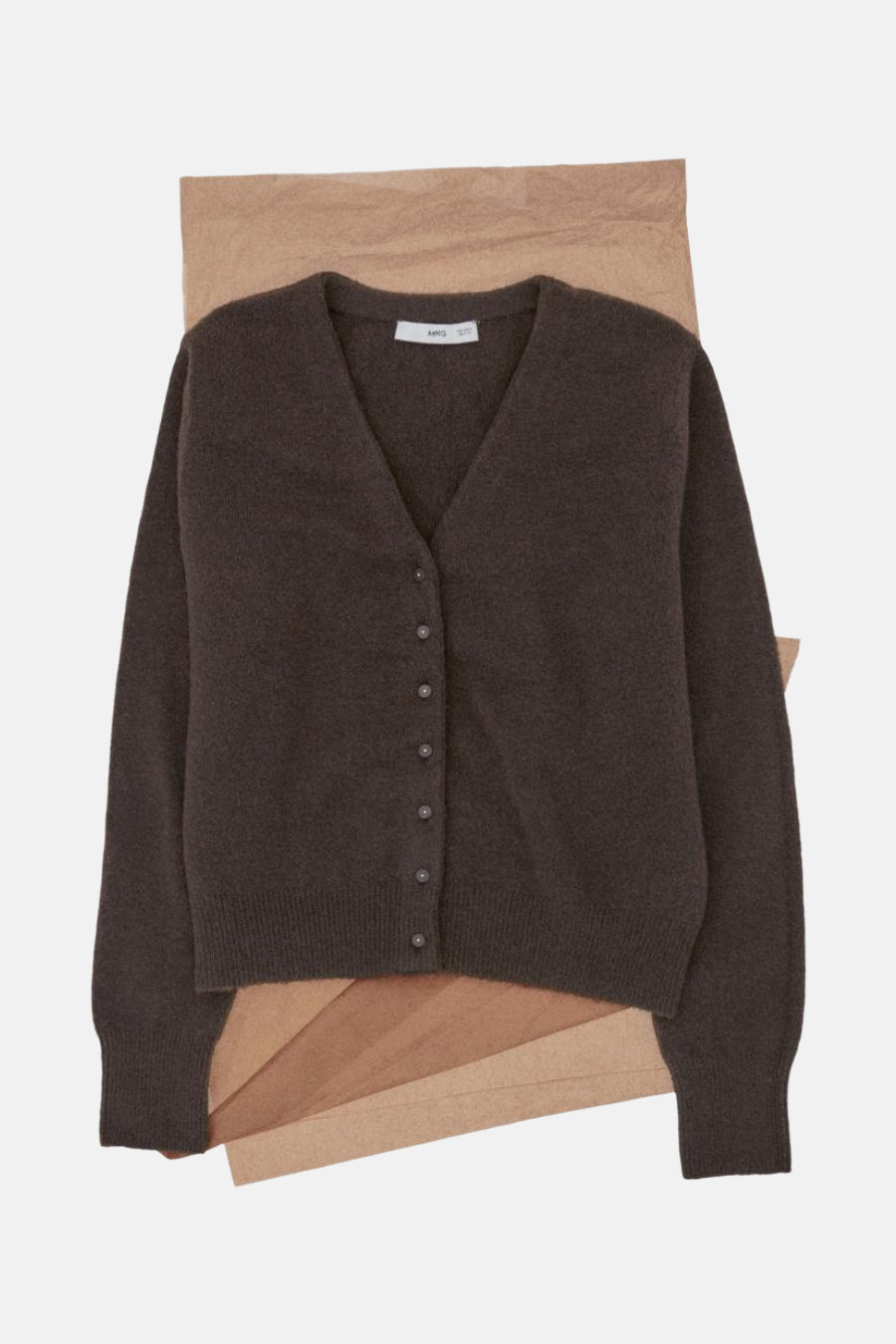 Gilet marron en maille de MANGO, sur fond de papier craft.

