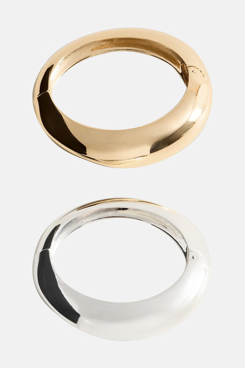 Gouden armband van Mango, met twee gevlochten gouden en zilveren banden in gepolijst metaal.