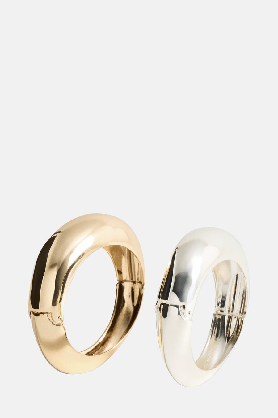 Bracelet doré de MANGO, un bracelet argenté similaire à côté, sur fond blanc.