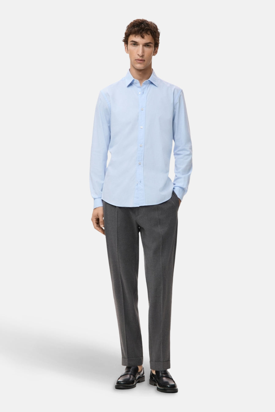 Blauw overhemd met lange mouwen van MANGO, gedragen met een grijze broek en zwarte schoenen.