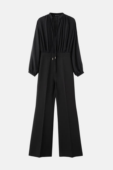 Zwarte jumpsuit van MANGO, met een geplooide top, lange mouwen en wijde pijpen.