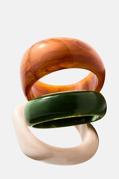 Bracelets multicolores de MANGO, superposés avec un effet de marbrure et une texture lisse et brillante.
