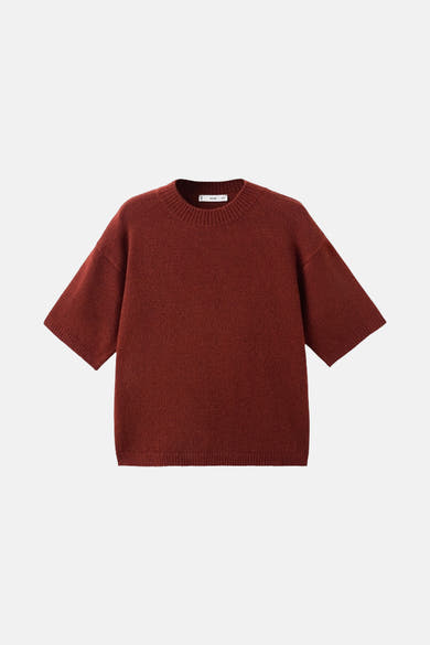 Pull à col rond marron de MANGO, à manches courtes et à maille texturée sur fond uni.