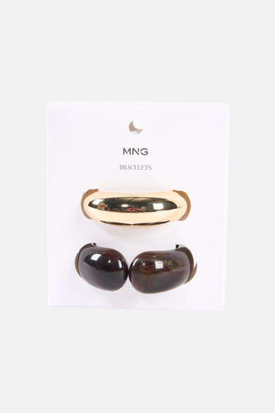 Multikleuren mode-armbanden van Mango, bestaande uit een gouden armband en twee donkerhouten armbanden.