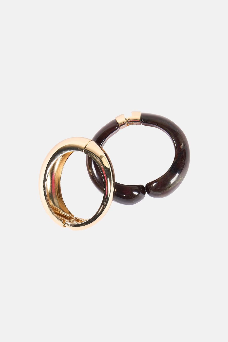 Bracelet rigide doré par Mango, avec un bracelet contrastant marron effet corne, superposés.
