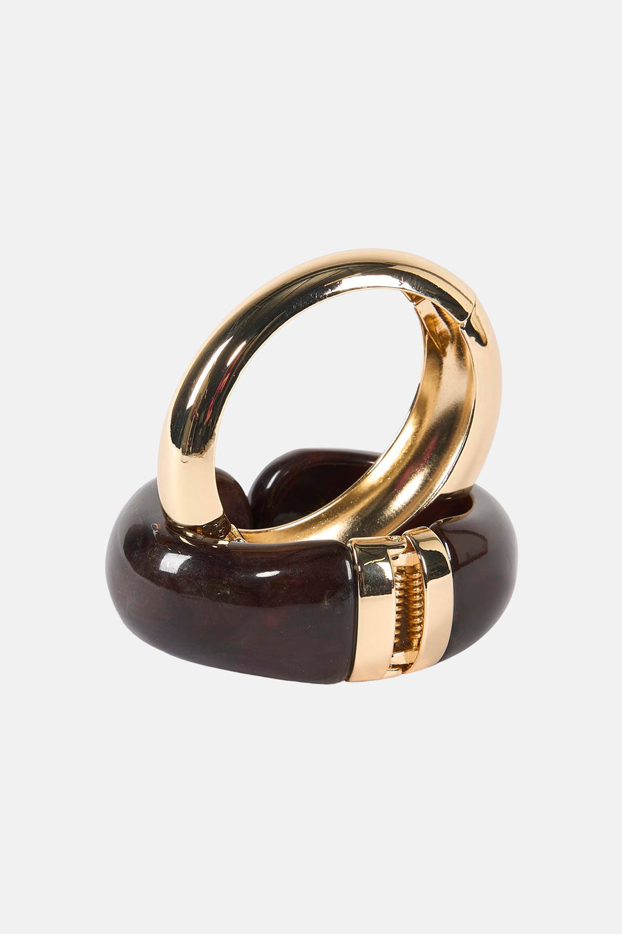 Bracelets manchettes marron et doré de MANGO, superposés et brillants.