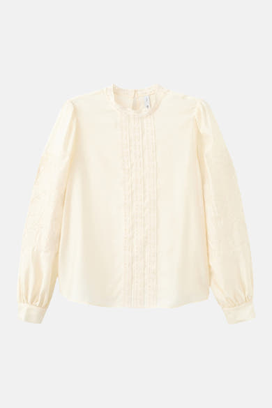 Ecru blouse met lange mouwen van MANGO, met delicate bloemenborduursels en kanten details aan de voorkant.