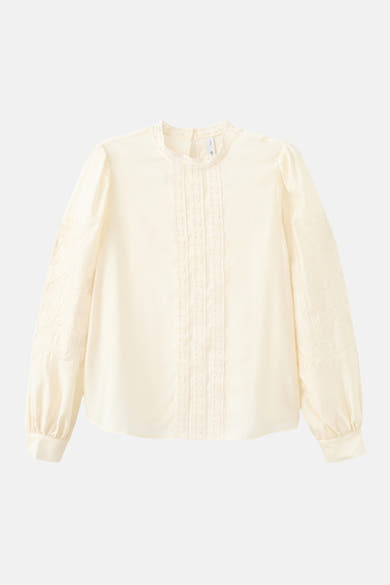 Ecru blouse met lange mouwen van MANGO, versierd met kant en bloemenborduursel op de mouwen.