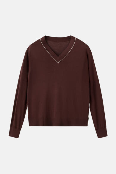 Pull à col en V brun de MANGO, avec bordure contrastée blanche au col et manches longues.

