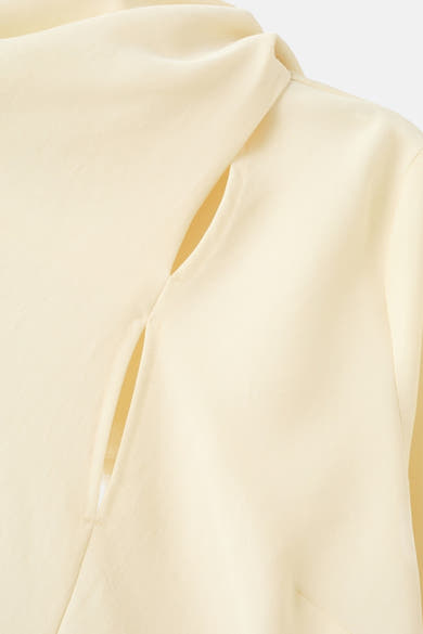 Gele blouse met lange mouwen van MANGO, met originele uitsnijdingen aan de voorkant van het bovenstuk.
