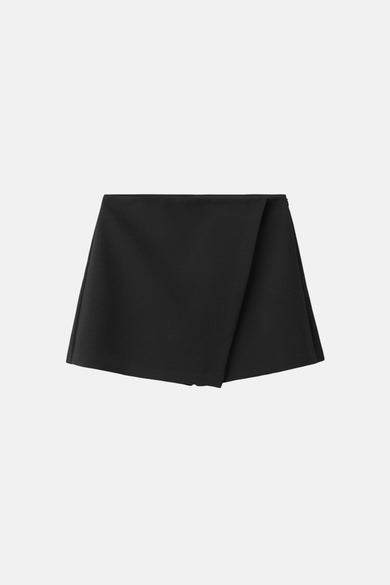 Jupe courte noire de MANGO, avec une coupe portefeuille asymétrique moderne.
