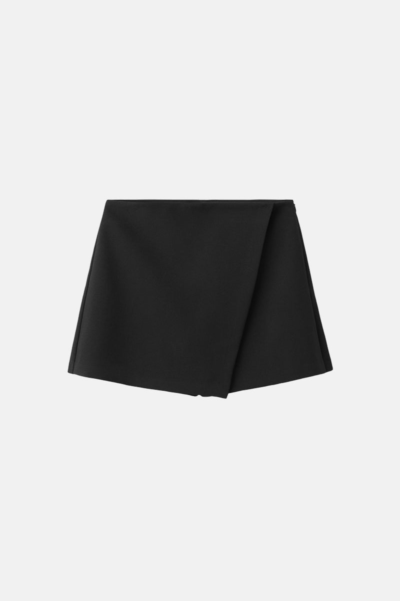 Jupe courte noire de MANGO, avec une coupe portefeuille asymétrique moderne.
