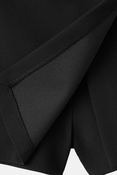 Jupe courte noire de MANGO, détail de la fente arrière révélant une doublure texturée.