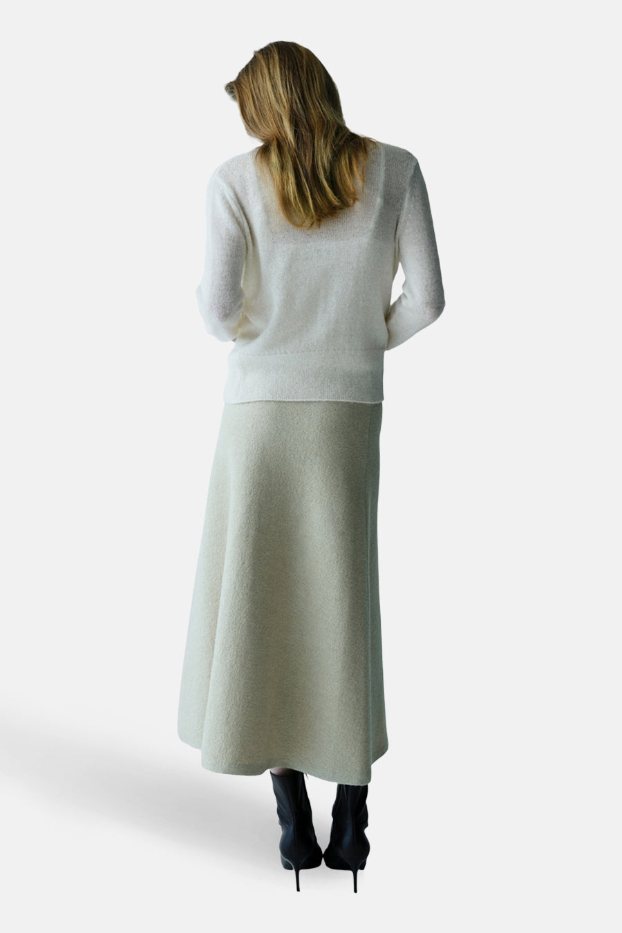 Ecru gilet van MANGO, gedragen met een lange rok en zwarte enkellaarsjes met hak, achtergezicht.