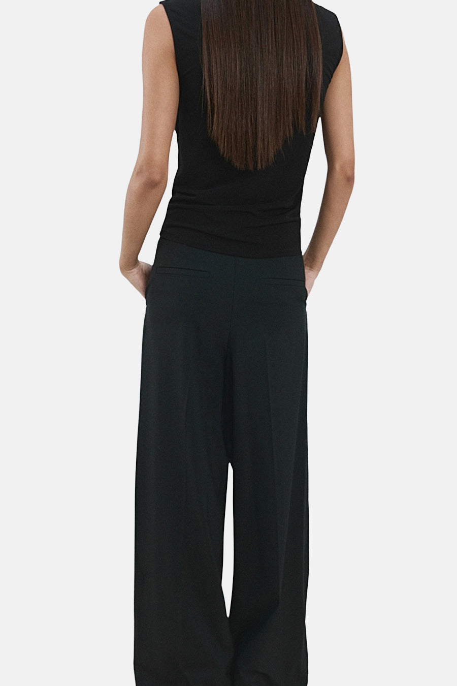 Chemisier sans manches noir de MANGO, avec un dos uni.