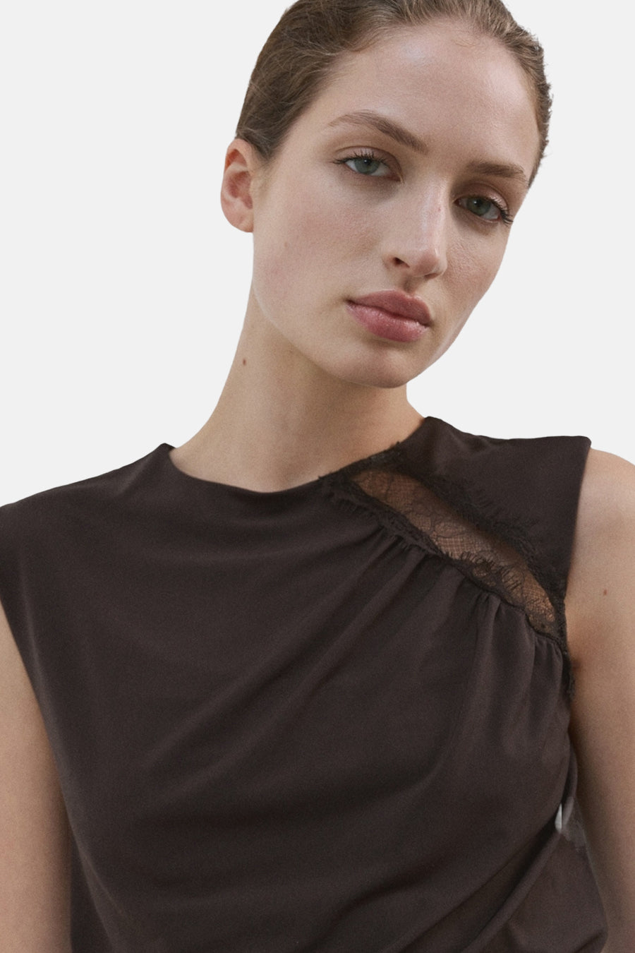 Blouse sans manches marron de MANGO, ornée de dentelle à l'épaule avec un drapé délicat.
