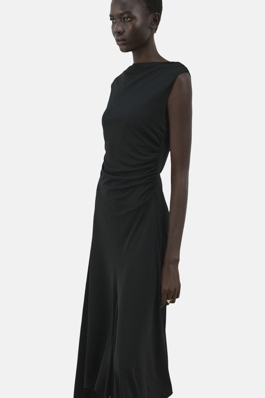 Zwarte jurk van MANGO met asymmetrische draperie aan de zijkant, midi-lengte.