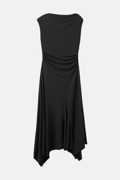 Zwarte jurk van MANGO, gedrapeerd over de bovenrug met een asymmetrische snit.