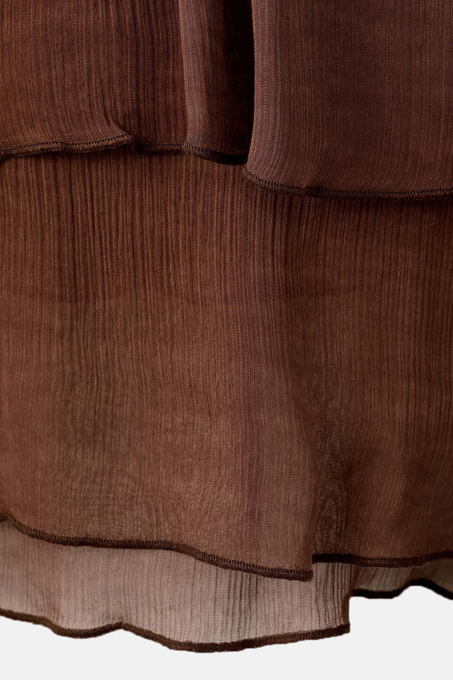 Bruine blouse met korte mouwen van MANGO, gelaagde ruches van geplooid, doorschijnend materiaal.