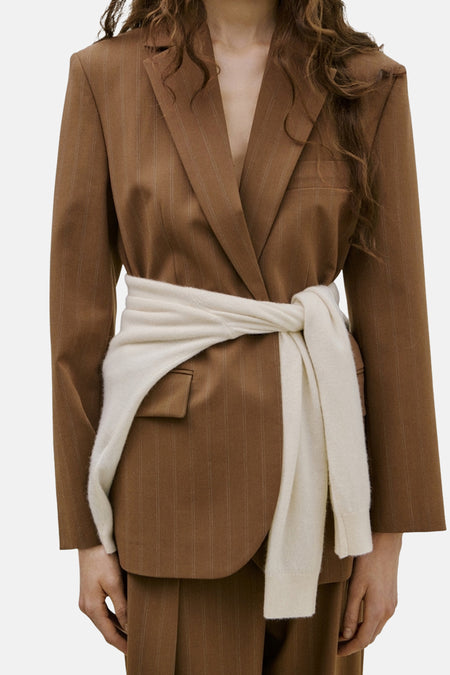 Bruine blazer MANGO, fijne strepen, losse pasvorm en lange mouwen, achterzicht.