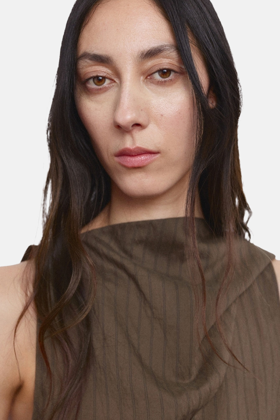 Blouse sans manches marron de MANGO, avec un design drapé subtil et une texture délicate.